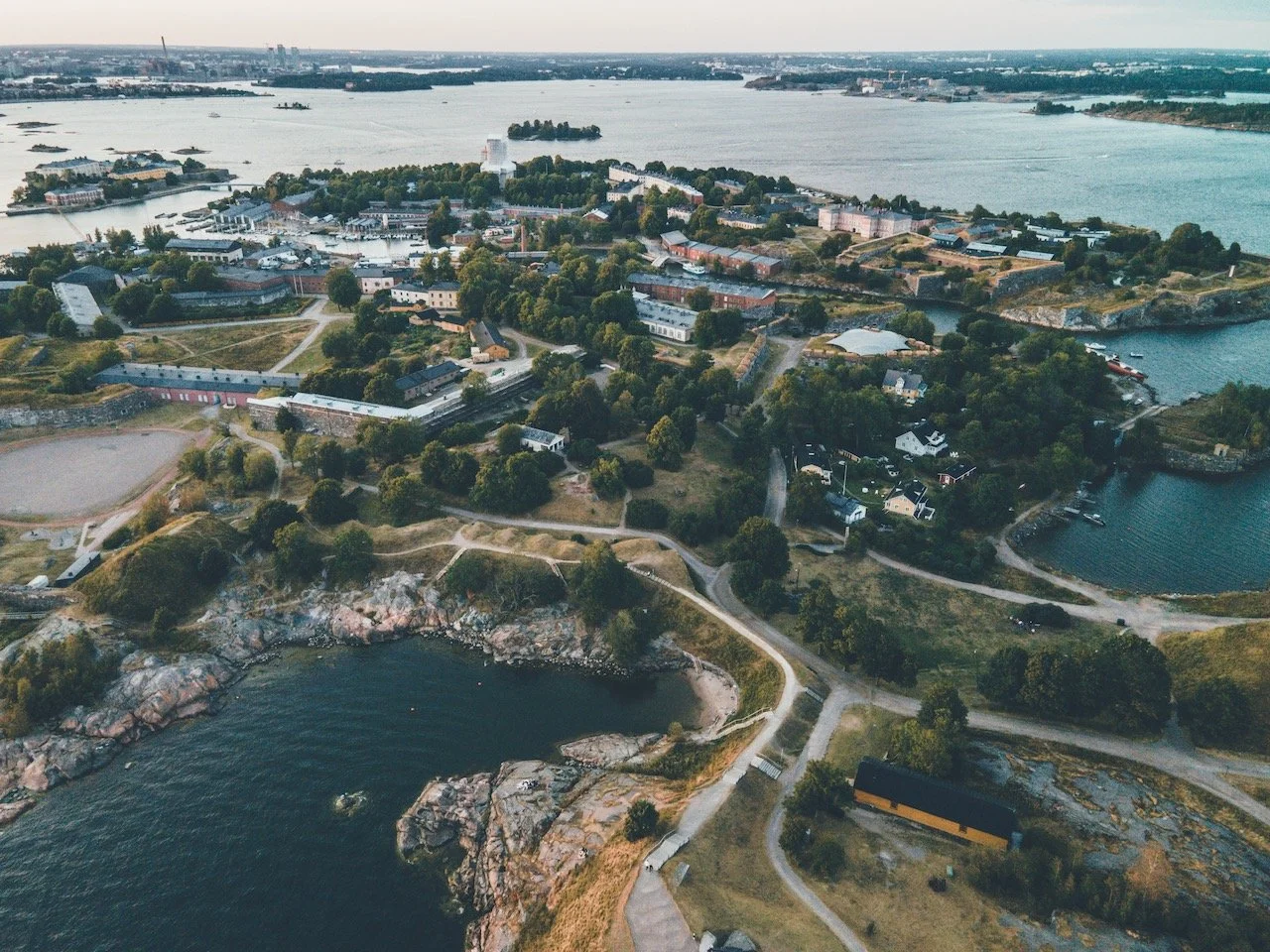 A guide to Suomenlinna: an old fortress in Helsinki, Finland and